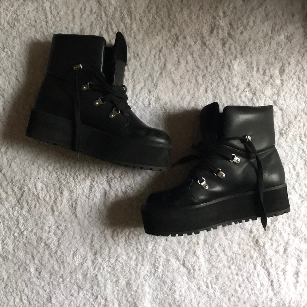 NEW lace-up platform boots 🖤